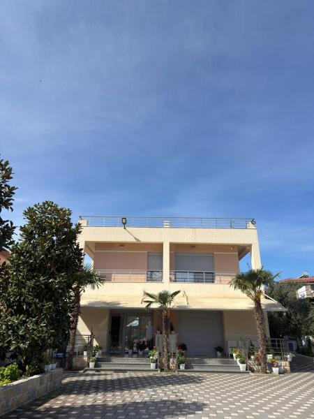 Jico Travel - Villa Lilo, Book  Vlorë County hoteller med parkering, Parkering