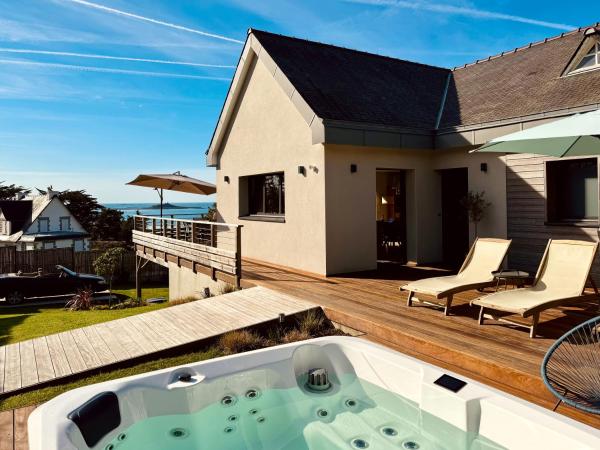 Villa-Cabane Chic Vue Mer, Spa et Plage à pied, Book  Bretagne hoteller med parkering, Parkering