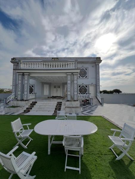 The White Monarch, Book  Islamabad hoteller med parkering, Parkering