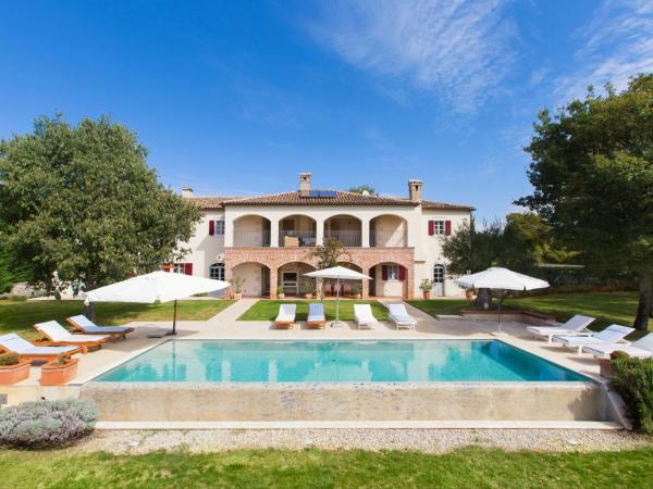 Villa Sophie by Interhome, Book  Hoteller i Poreč Riviera med pool, Swimmingpool