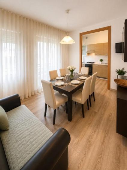 Casa Michela - Big 3 bedroom apartment by AGENZIA COCAL, Book Lejlighed Hoteller i Friuli Venezia Giulia med parkering, Parkering