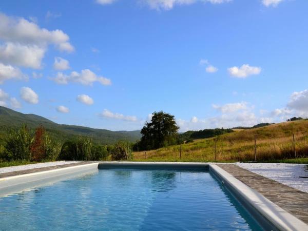 Private Pool Villa in Tuscany, Book  Miemo hoteller med parkering, Parkering
