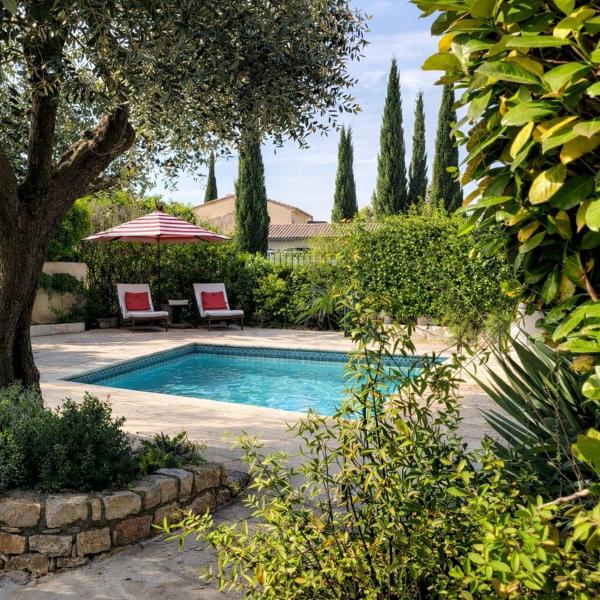 Superbe Villa Provençale, Book  Rhône-Alps hoteller med pool, Swimmingpool