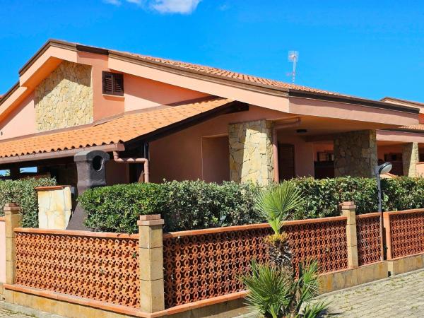 Holiday Home Helle mediterrane Villa mit Veranda und Garten by Interhome, Book  Sicilien hoteller med parkering, Parkering