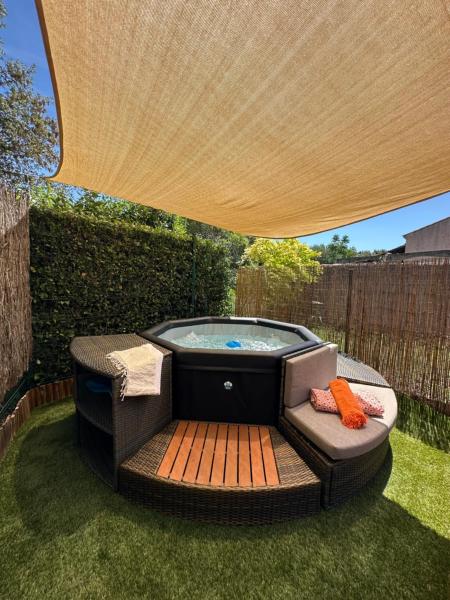Villa Le Buis des Collines, classée 3 Étoiles AtoutFrance, magnifique villa superbement décorée et très bien équipée, idéale pour 6 pers, Terrasse extérieure avec son coin SPA, Clim, parking privatif, Book  Uchaud Gard