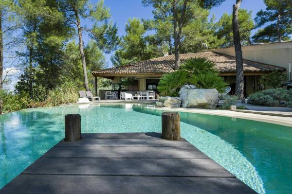Japanese-Inspired Villa Facing Pic Saint-Loup, Book  Saint-Clement-de-Riviere Hérault