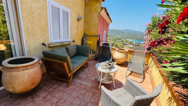 Mini-Villa Nacres - Vue mer - clim- Wi-fi -Favone, Book  Hoteller i Korsika med parkering, Parkering
