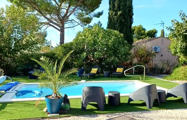 Villa Pamprenelle, Book  Poilhes Hérault