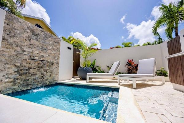 Azzurro Townhouses - by ZenBreak, Book  Saint James hoteller med pool, Swimmingpool