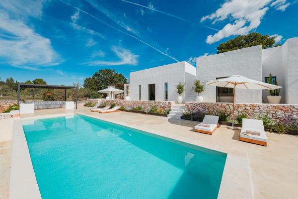 HelloAPULIA Charming Private Villa with Pool in Ostuni - Anahata Retreat, Book  Valle d'Itria hoteller med parkering, Parkering