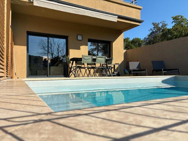 Villa Lagon Bleu- Piscine privée- Corsu di Core, Book  Korsika hoteller med parkering, Parkering