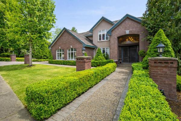 Hampton Luxe House, Book  Coquitlam 