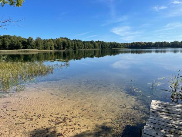 Kameralne domki na Mazurach, Book  Warmia-Masuria. hoteller med parkering, Parkering