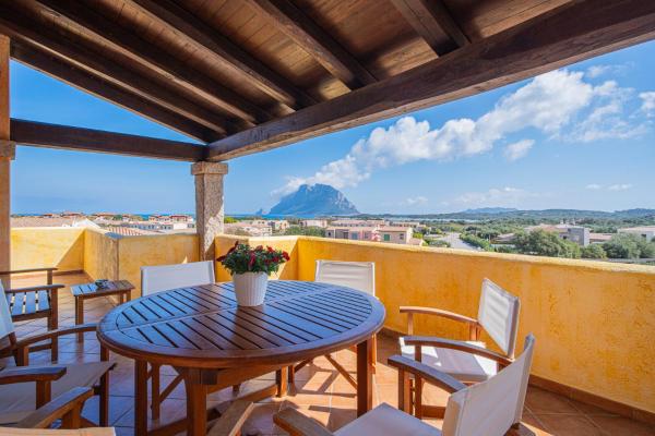 AMBRA Holiday Rooms - Porto San Paolo, Book  Emerald Coast hoteller med pool, Swimmingpool