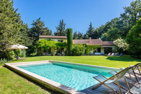 VillaOustal. Parc Arboré 4500 m2. Piscine chauffée, Book  Hoteller i Carpentras med pool, Swimmingpool
