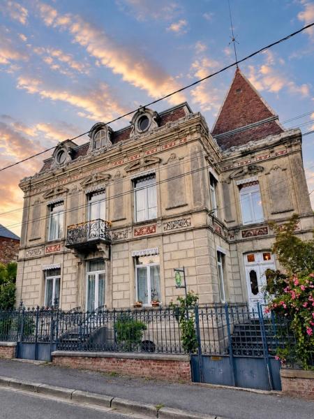 Le Petit Chateau, Book  Saint-Michel hoteller med pool, Swimmingpool