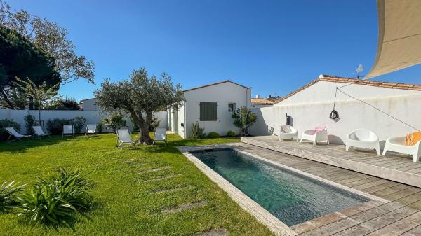 Villa de luxe avec piscine au centre de La Couarde, Book  Hoteller i Aquitaine med pool, Swimmingpool