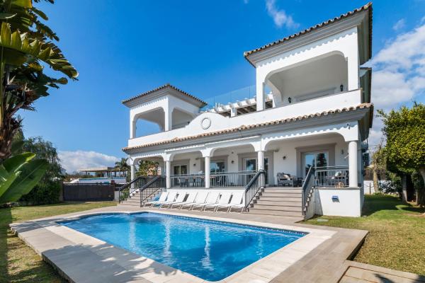 Casa Helena, Luxury Beach Side 5 Bedroom Villa, Book Villa Hoteller i Costa del Sol med pool, Swimmingpool