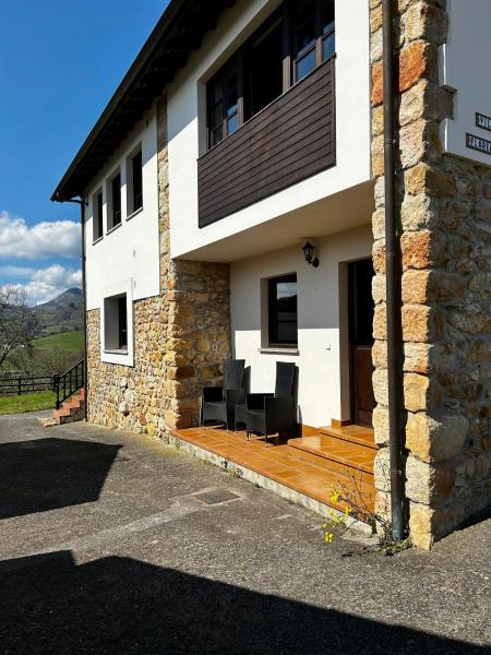 Casa de Aldea La Maestra, Book  Asturias hoteller med parkering, Parkering