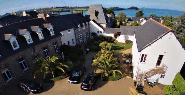 Gîtes "Le Clos de La Baie", Book  Bretagne hoteller med parkering, Parkering