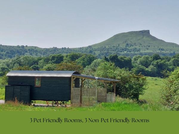 Roseberry Retreat, Shepherds Huts with Hot Tub, Book  Pinchingthorpe Station Storbritannien
