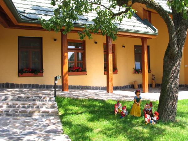 Penzion u Pejtrika, Book Pension Hoteller i Prešovský kraj med parkering, Parkering