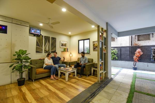 OYO 946 Royce Studio Apartments