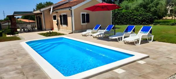 Holiday home in Medulin - Istrien 9045, Book Feriehus Hoteller i Pula Riviera med pool, Swimmingpool