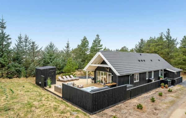 Three-Bedroom Holiday Home In Blavand, Book Feriehus Ho SPA hoteller, SPA