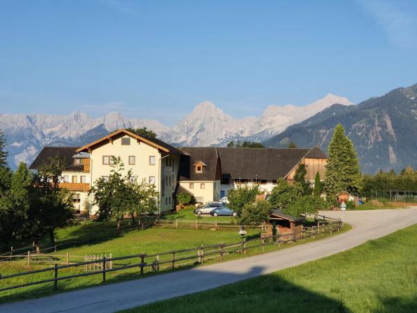 Pension ALPENHAUS, Book Hotel Hoteller i Vorderstoder med parkering, Parkering